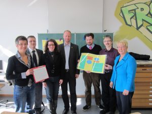 Gemeinsam für den Schulversuch: Susanne Banschbach, Stellv. Vorsitzende der Elternvertretung, Schulleiter Stefan Köhler, Stadträtin Brigit Sandner-Schmitt, Dr. Timm Kern MdL, Fraktionsvorsitzender Volker Beisel, Uwe Bischer, Vorsitzender der Elternvertretung und Stadträtin Dr. Birgit Reinemund MdB (v.l.n.r.)