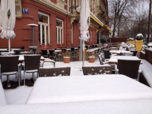 Eiszeit im Straßencafe? Schon wieder steigt die Straßenbenutzungsgebühr