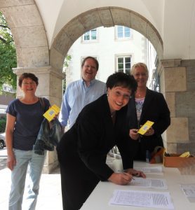 FDP-Landeschefin Birgit Homburger unterschreibt für den Erhalt der Musikhochschule Mannheim