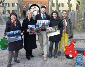 von Links nach Rechts:   Dr. Elke Wormer, Dr. Birgit Reinemund, Volker Beisel, Birgit Sandner-Schmitt und die Bürgerin Irene Betz