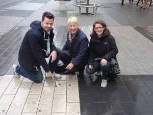 Die FDP-Fraktion setzt sich für eine erweiterte Probeplasterung ein. Zu sehen sind: Volker Beisel, Dr. Birgit Reinemund, Birgit Sandner-Schmitt