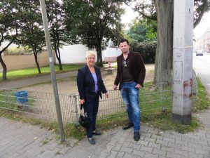 Dr. Birgit Reinemund und Volker Beisel vor Ort auf dem Spielplatz