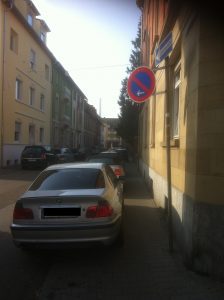 Die Kreuzung Luisenstraße/Rathausstraße ist schon für Personen ohne Kinderwagen oder Rollstuhl eine Zumutung - trotz eindeutigem Parkvervot.