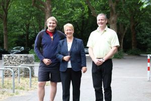 Am Strandbadparkplatz: David Hergesell, Dr. Birgit Reinemund, Felix Glaser