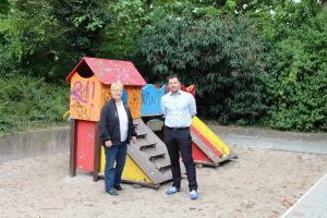 Dr. Birgit Reinemund und Volker Beisel auf dem Spieplatz "Roggenplatz"