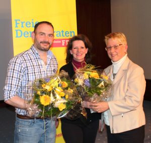 Dr. Birgit Reinemund überreicht den erfolgreichen Mannheimer Landtagskandidaten Florian Kußmann und Birgit Sandner-Schmitt ein Präsent des Kreisverbandes