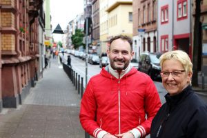 Florian Kußmann und Dr. Birgit Reinemund bei einem kommunalpolitischen Vor-Ort Termin