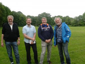 Johannes Walter, Chris Grünow, David Hergesell und Manfred Rompel auf dem Sportplatz