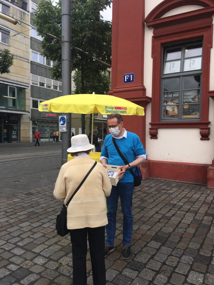 Konrad Stockmeier, Bundestagskandidat 2021 in Mannheim, im Gespräch am Infostand