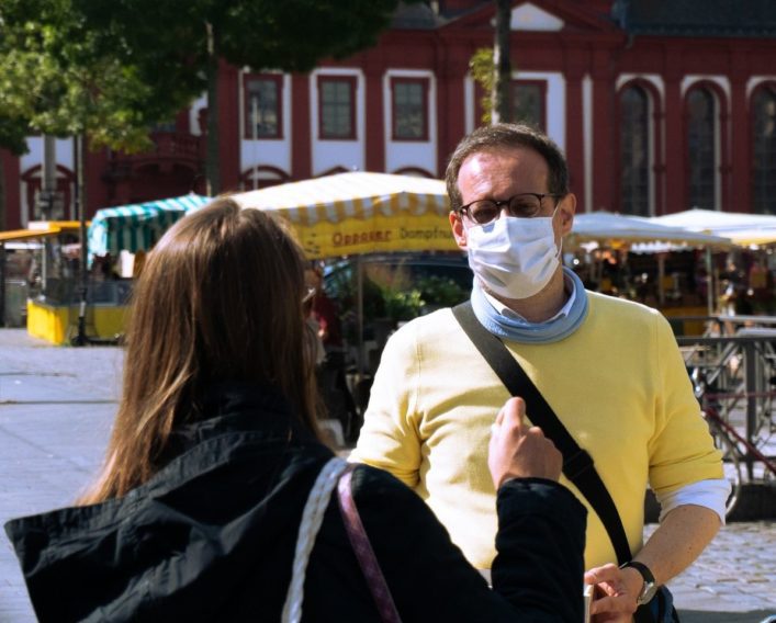 Konrad Stockmeier, Bundestagskandidat 2021 in Mannheim, im Gespräch am Infostand