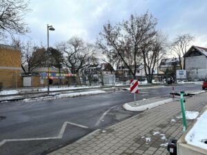 Bild von Straße mit Querungshilfe