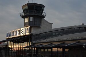 Mannheim Flughafen: Seitenansicht Terminal/Kontrolltower. Foto: Andreas Scheurig