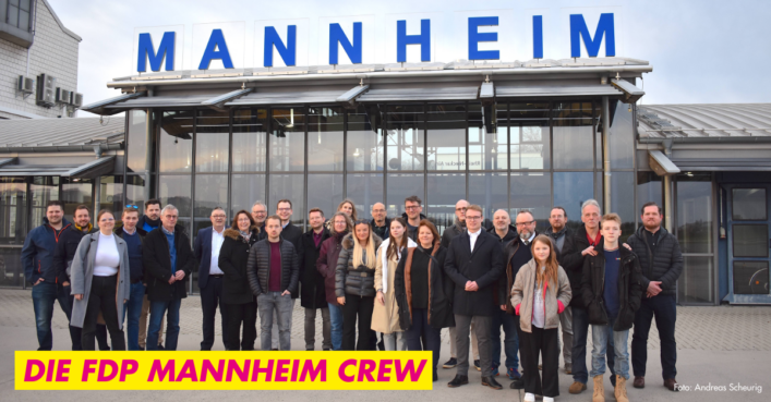 Flughafen Mannheim von Luca Faigle und Rafael Kowollik: Die FDP Mannheim Crew. Gruppenbild. Bild: Andreas Scheurig