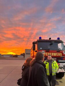 Flughafen Mannheim: Die FLughafen-Feuerwehr bei Sonnenunterhang