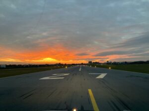 Flughafen Mannheim: Landebahn 27 bei Sonnenunterhang